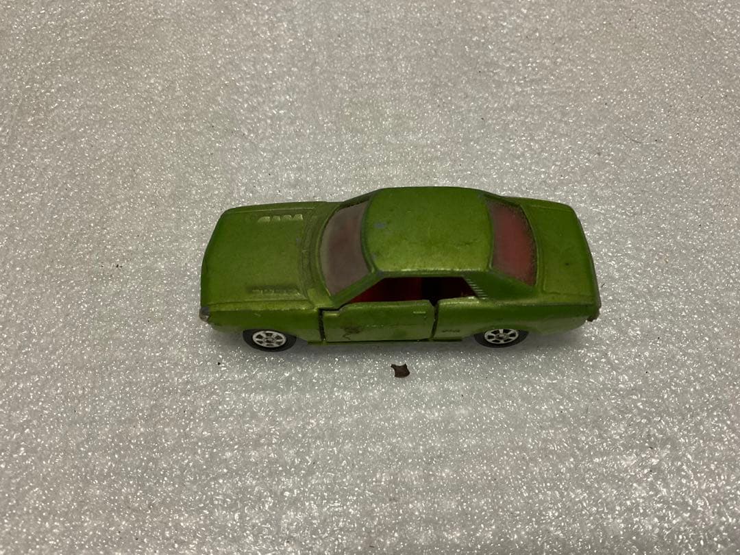 ミニカー3台。昭和時代。【シボレー、ダルマセリカ、ブタケツローレル　キズあり】。