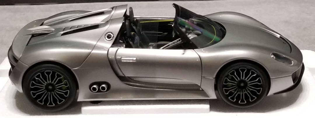 【新品未使用】MINICHAMPS 1/18　ポルシェ 918 スパイダー