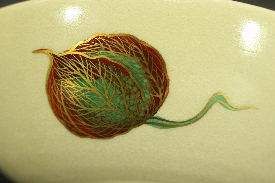 茶道具 抹茶茶碗 色絵 金彩 花文様 清宗寺印 平茶碗 木箱入(メ1750)