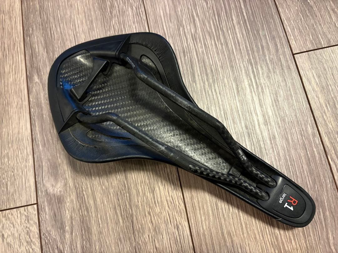 R1 カーボンサドル ブラック