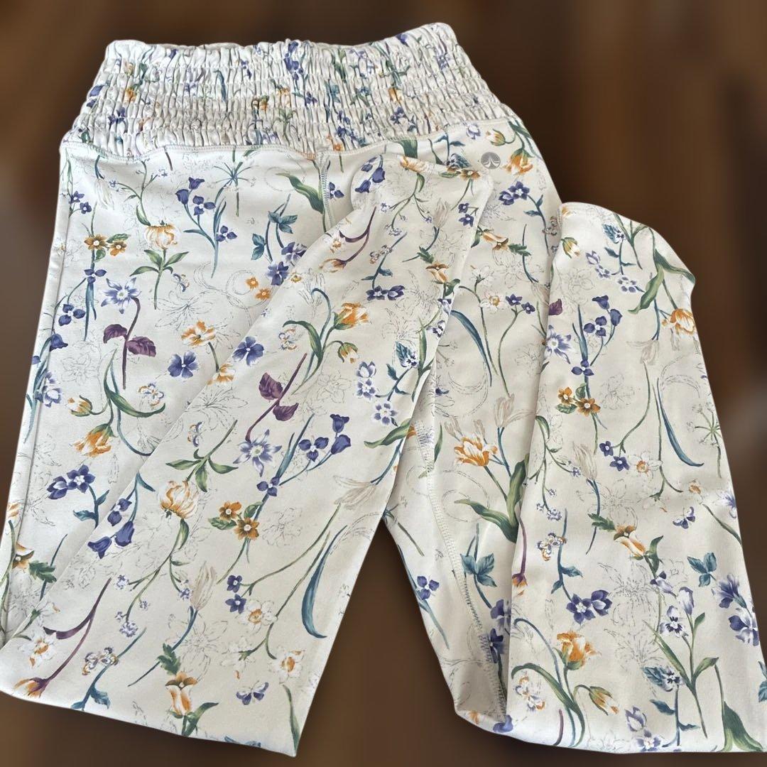 SUKALAフラワーシャーリングレギンス&ブラトップ　セット　Sサイズ