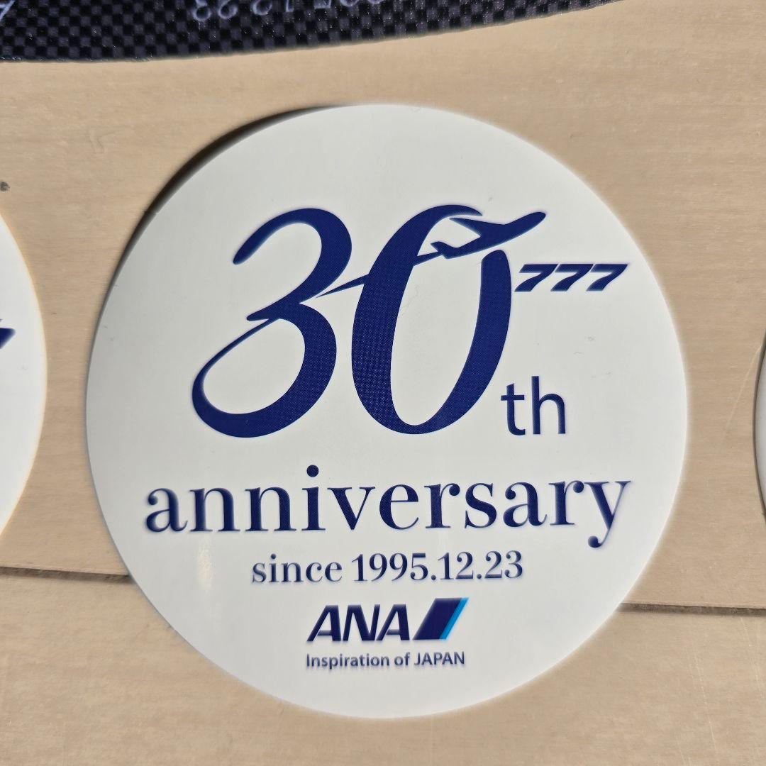 ANA 777-30th Anniversary ステッカーとストラップ