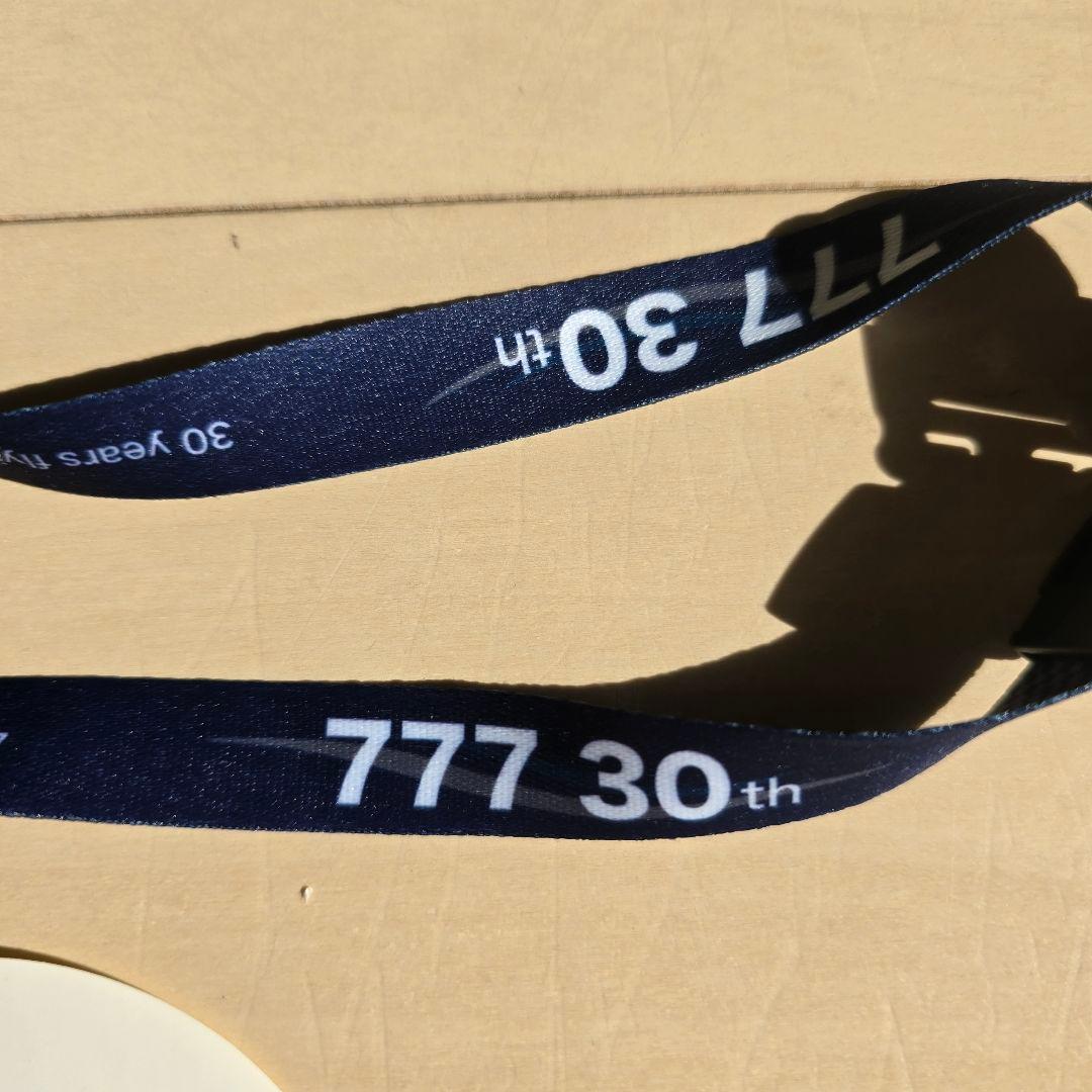 ANA 777-30th Anniversary ステッカーとストラップ
