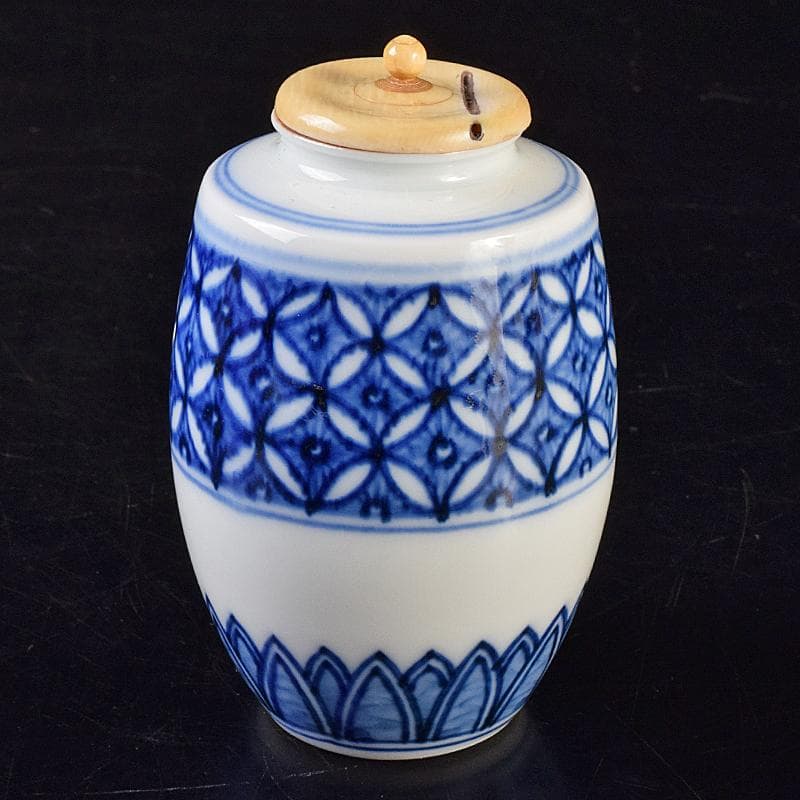 瀬戸焼　三代　山口錠鉄作　染付　肩衝茶入　三玄院長谷川大真師書付箱　MR7772