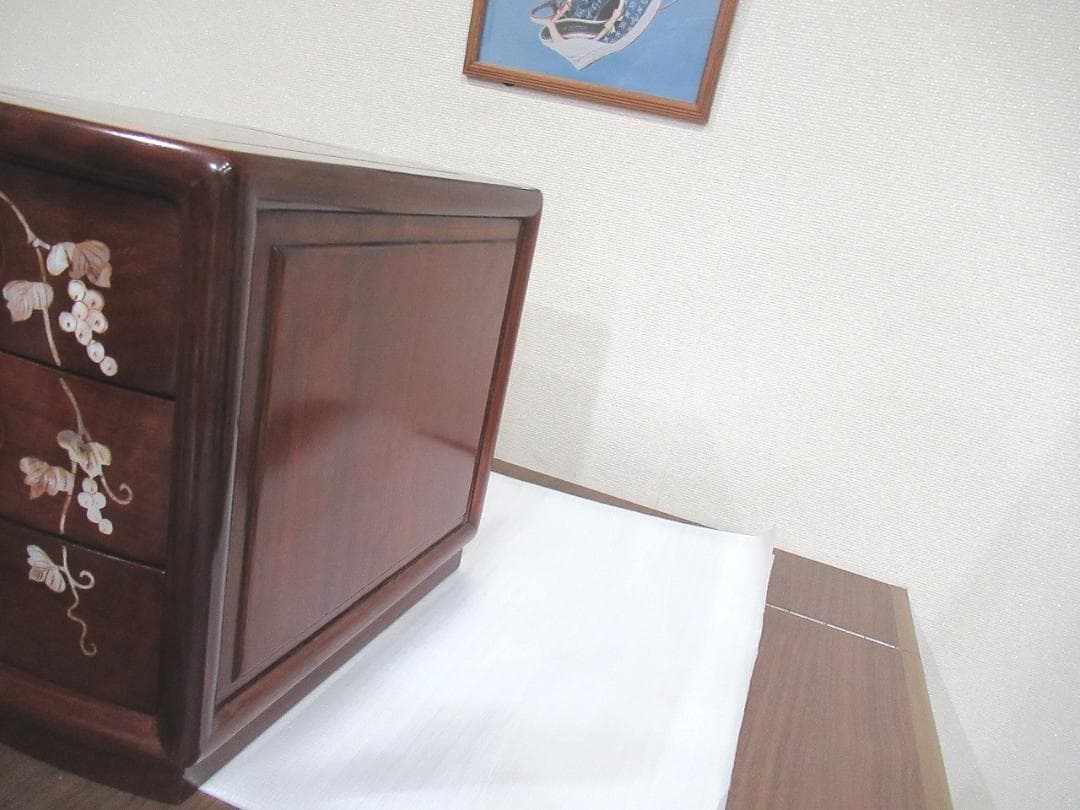 螺鈿家具 　螺鈿細工　 唐木 　花梨　葡萄柄　木製　３段　ミニ箪笥　小引出し