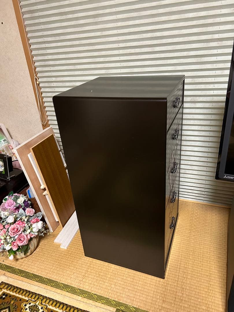 伝統的な4段タンス 黒と赤の花模様