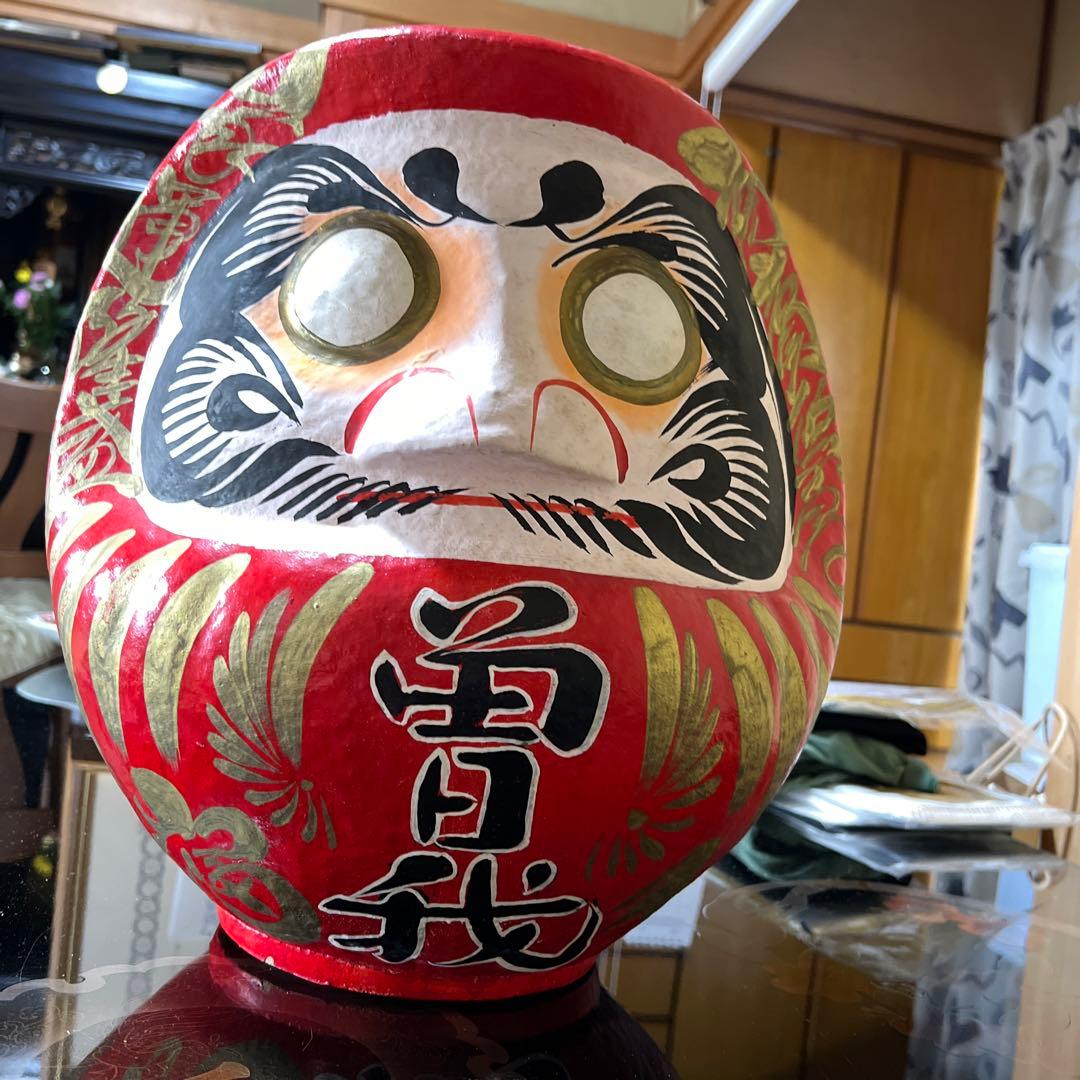 目が入っていない大きなダルマさん