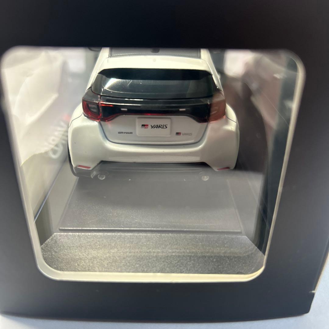 GRヤリス　白　プラチナホワイトパールマイカ　カラーサンプル