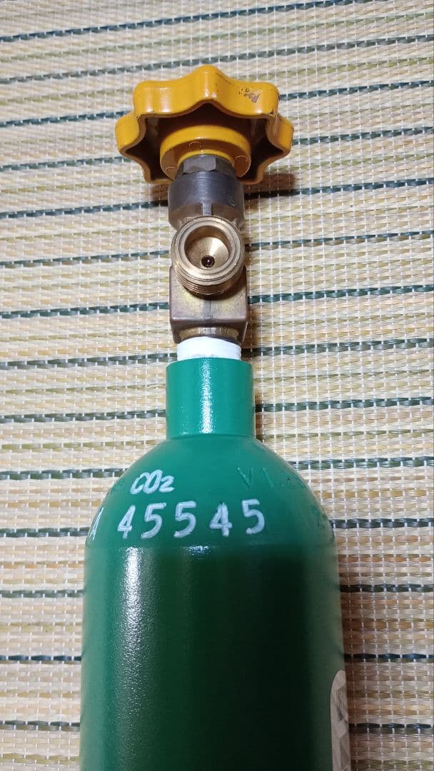 【値下げ】二酸化炭素ボンベ 小型 CO2 水草水槽 ミドボン