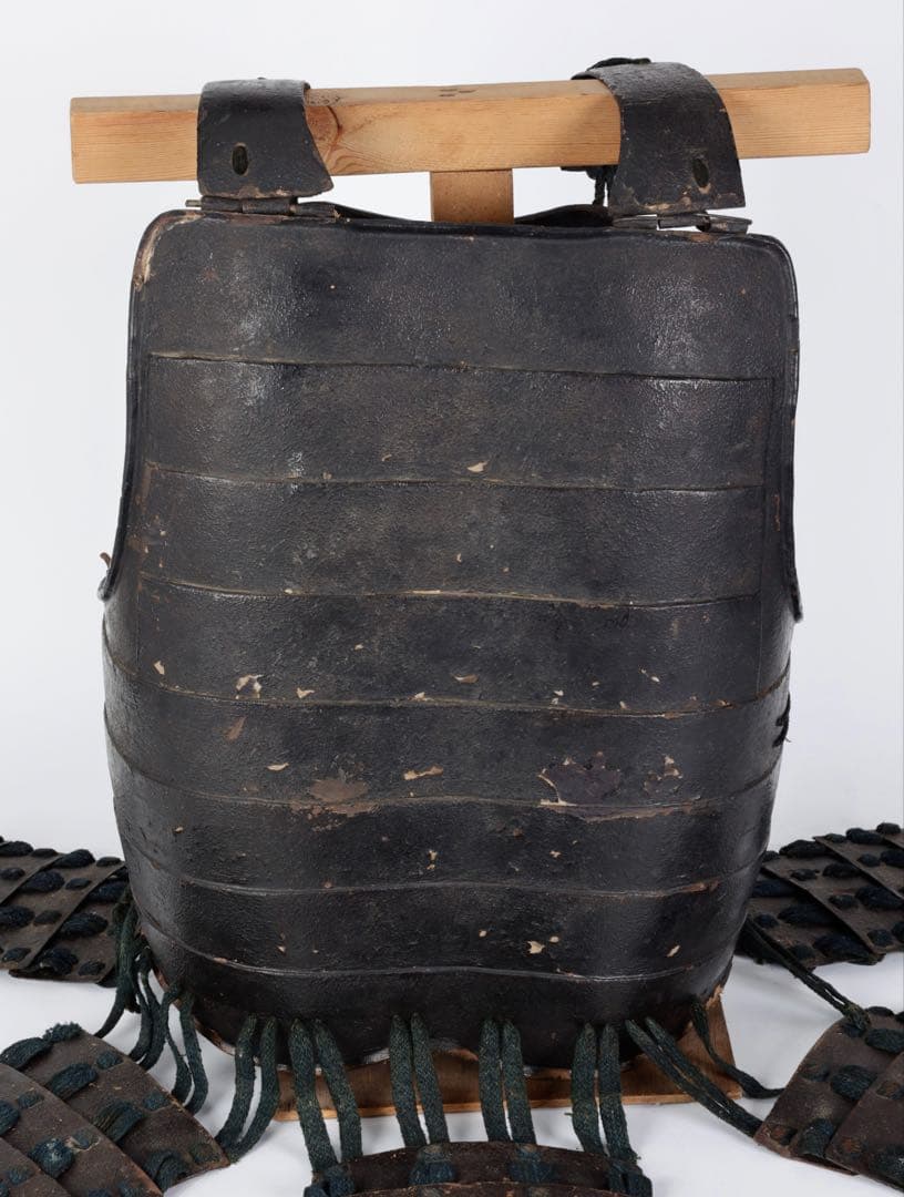 【江戸期】黒漆塗 横剥二枚胴 草摺付 甲冑 胴丸 台付 時代武具 古美術 骨董品