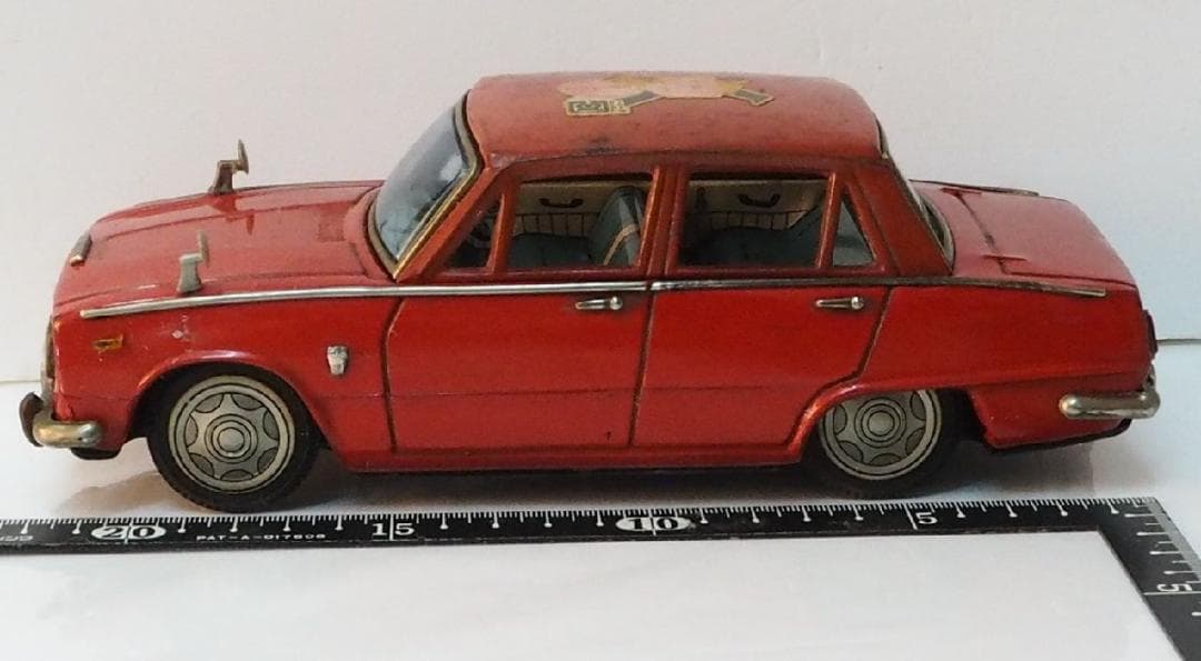 萬代屋【イスズ ベレット 1500 デラックス 赤】ブリキ製ミニカー TIN箱無