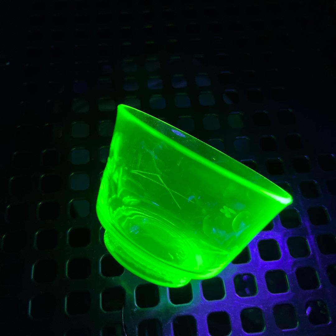 骨董　時代ガラス　切子　花　松葉　黄色　ウランガラス　反り口碗型　盃　猪口　１客