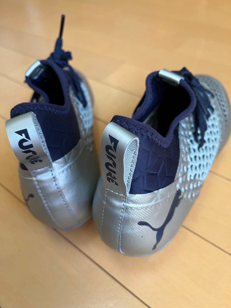 新品　Puma Future サッカーシューズ シルバー/ネイビー　２５.5㎝