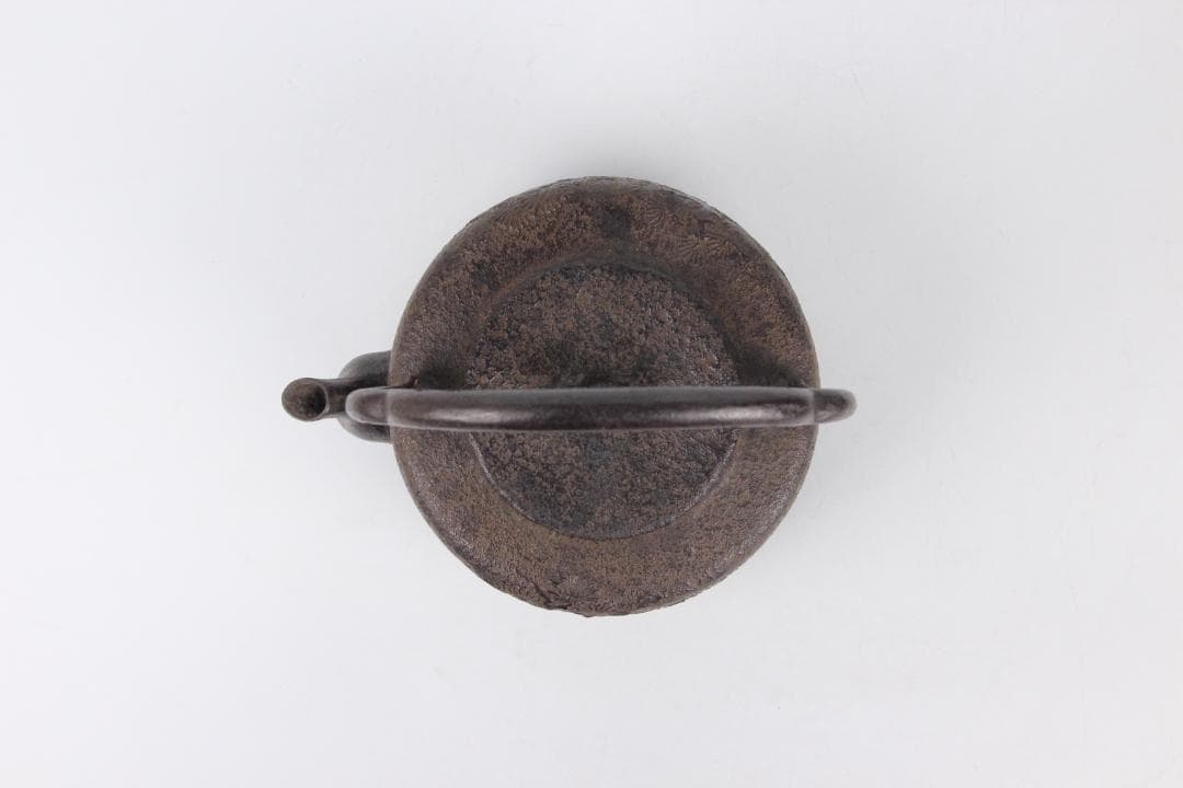 南部鉄器　金孤堂　松竹梅彫　馬摘蓋　鉄瓶　容量約1000ml　 Eo21-30