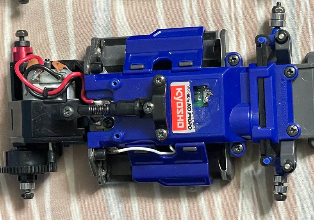 MINI-Z NissanとFerrari Enzoのラジコンカーセット。