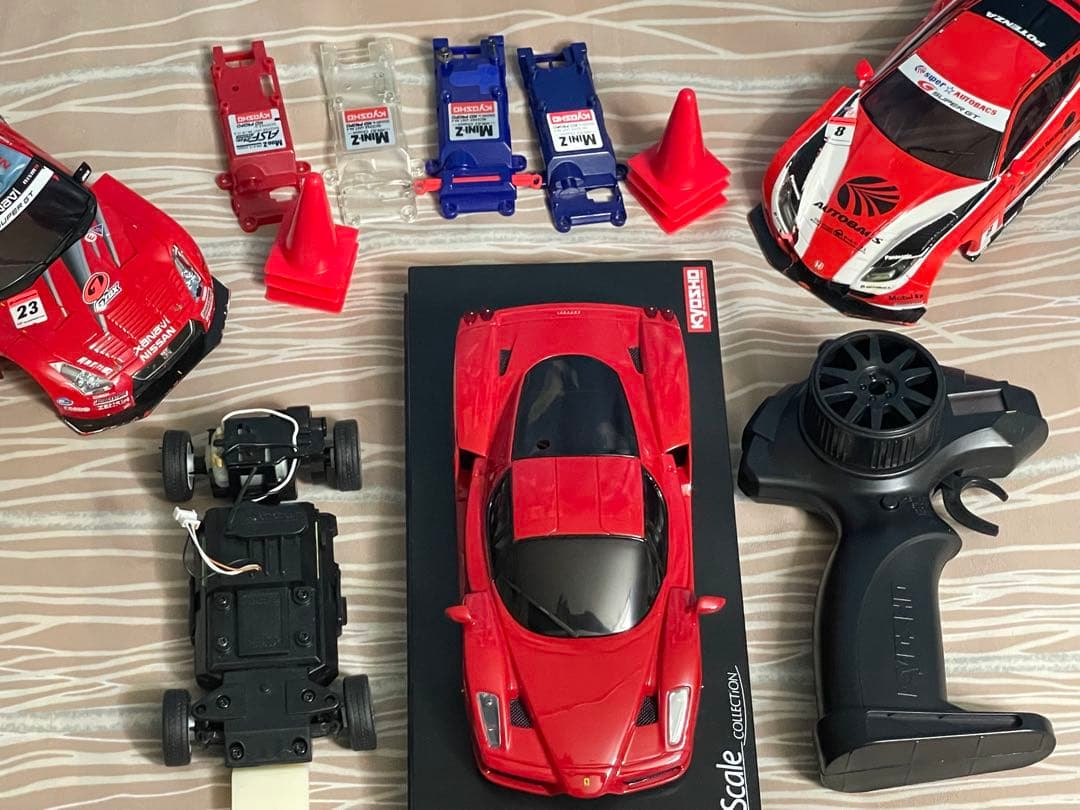 MINI-Z NissanとFerrari Enzoのラジコンカーセット。