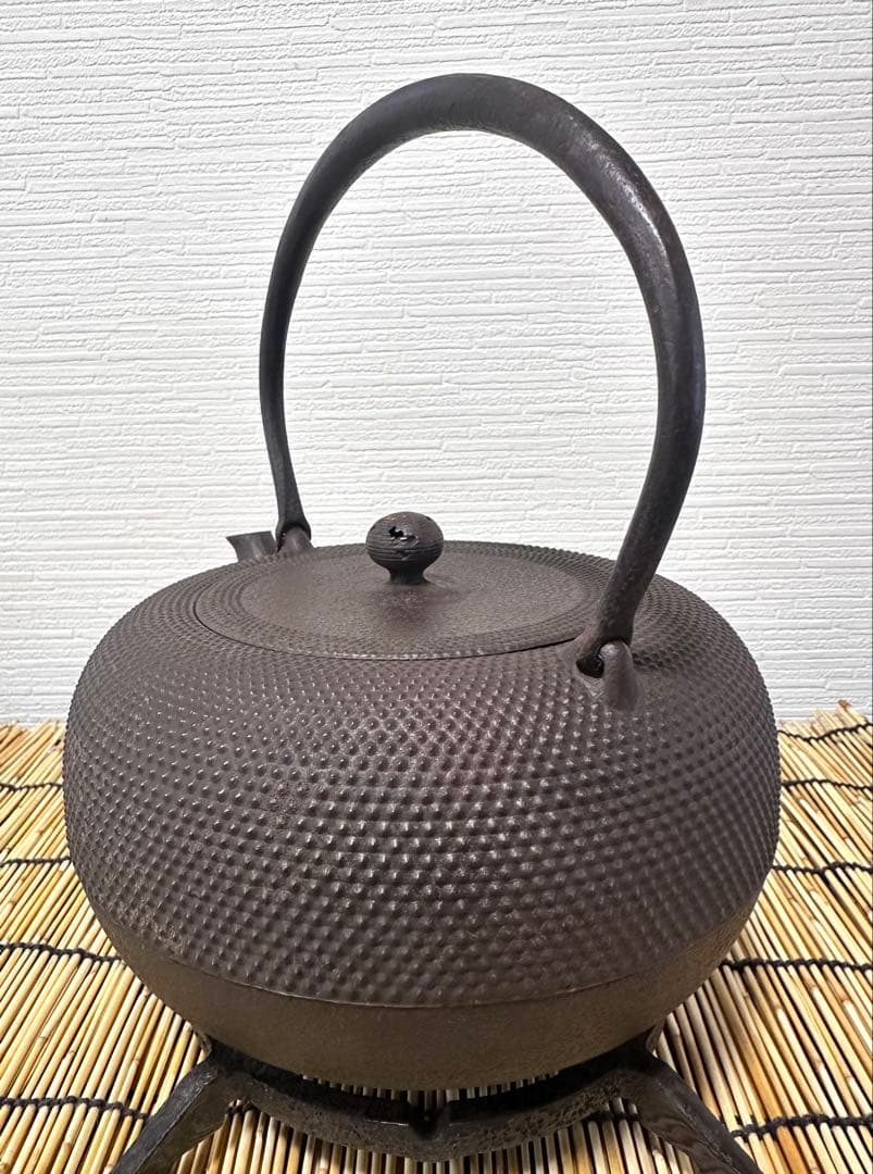 昭和期造、未使用品　南部勝清堂　１８型アラレ　鉄瓶　南部鉄瓶　南部鉄器　鉄瓶