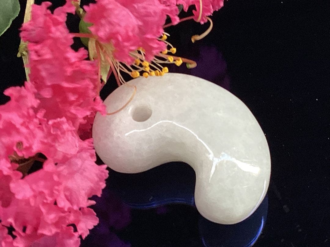 ✳40万円以上の勾玉‼️糸魚川翡翠*本物硬玉　お守りにアイスジェイド氷紋様　鑑別書