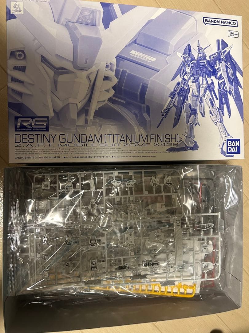 デスティニーガンダムRG チタニウムフィニッシュ　光の翼