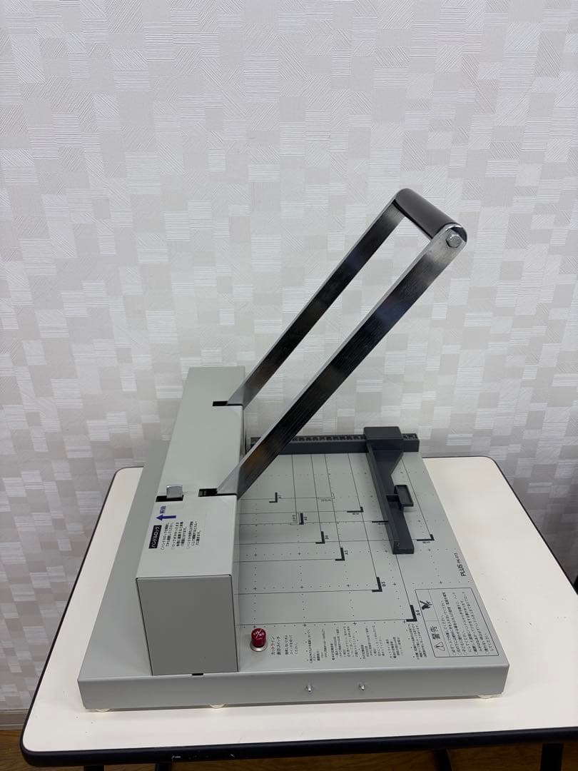 PLUS PK-513 手動裁断機 A4対応 グレー　手渡し限定