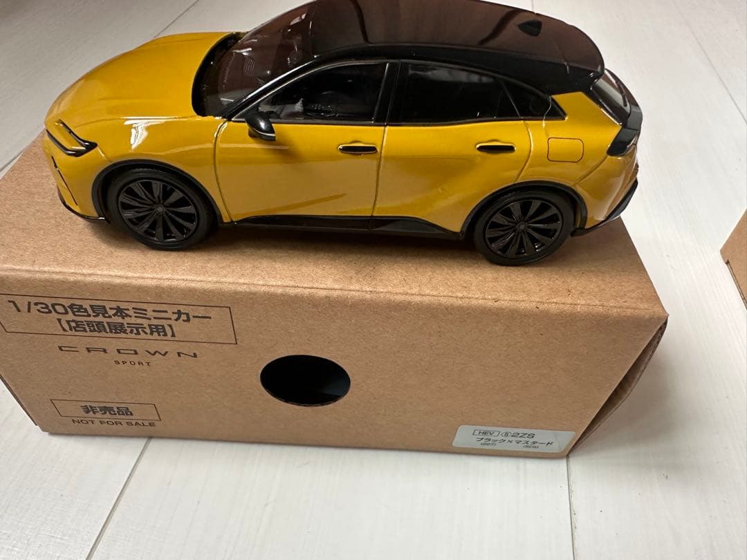神鷹丸 トヨタクラウンスポーツ カラーサンプル　ブラック×マスタード