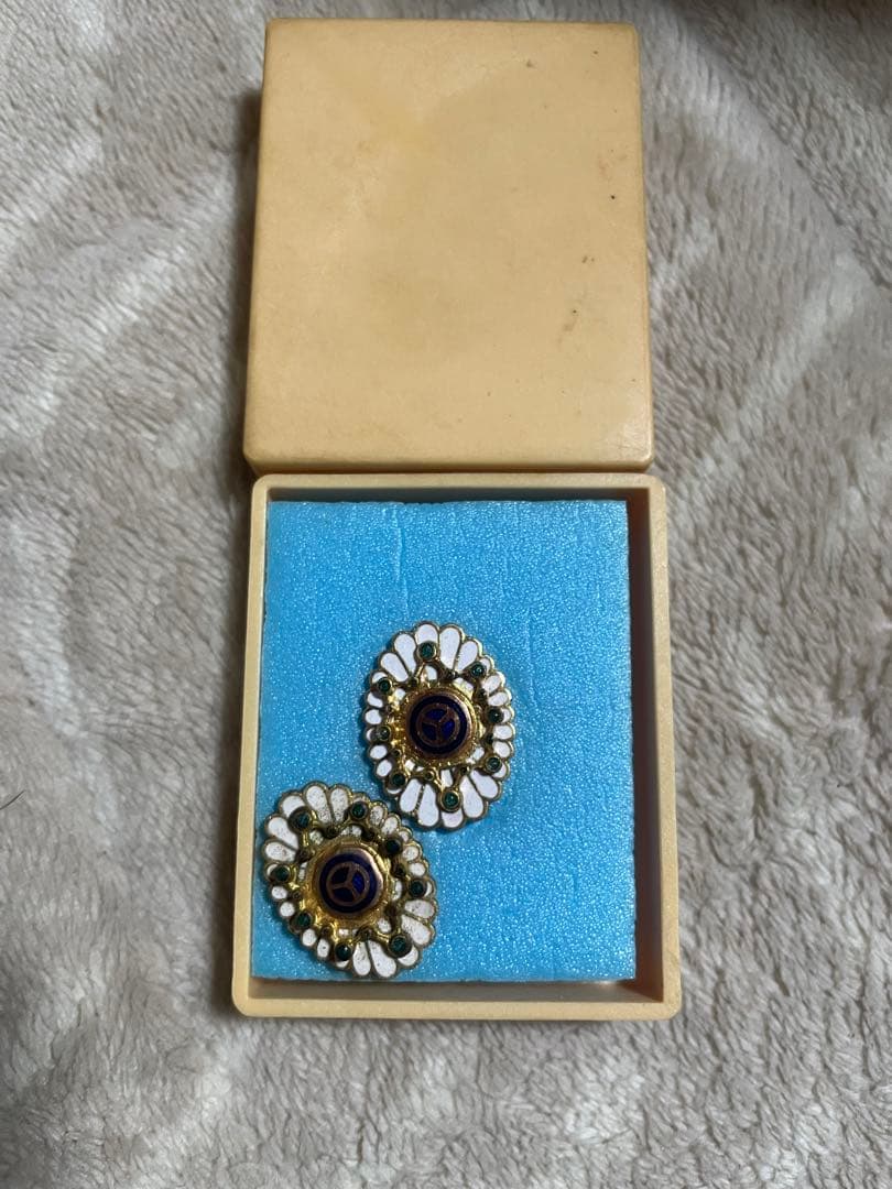 色々な勲章やピンバッチ