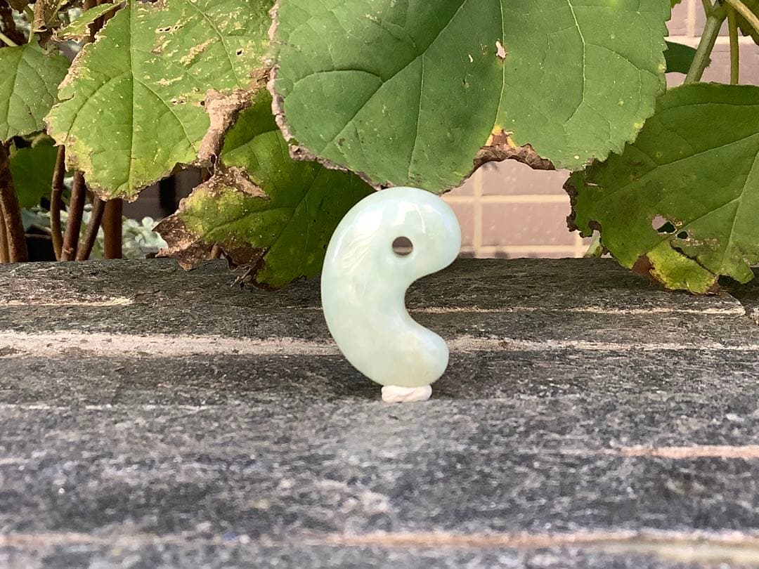 ✳間違いなく15万円以上の品‼️ 糸魚川翡翠氷種勾玉　本物の一生物　鑑定鑑別書付‼️