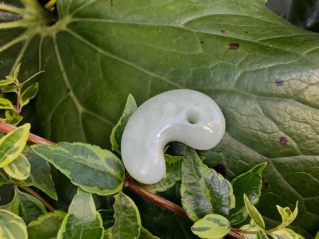 ✳間違いなく15万円以上の品‼️ 糸魚川翡翠氷種勾玉　本物の一生物　鑑定鑑別書付‼️