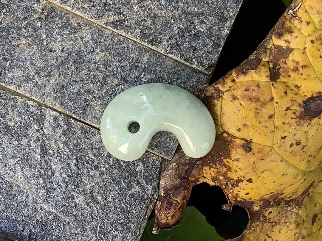 ✳間違いなく15万円以上の品‼️ 糸魚川翡翠氷種勾玉　本物の一生物　鑑定鑑別書付‼️