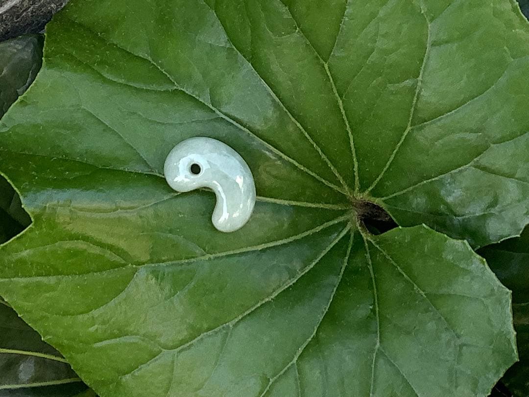 ✳間違いなく15万円以上の品‼️ 糸魚川翡翠氷種勾玉　本物の一生物　鑑定鑑別書付‼️