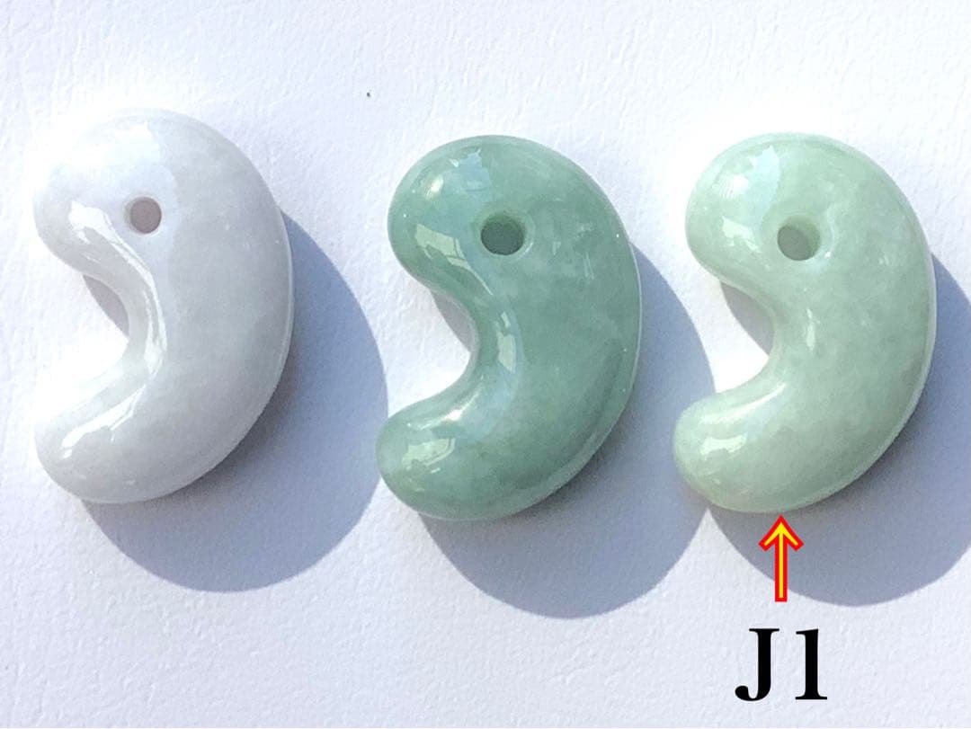 ✳間違いなく15万円以上の品‼️ 糸魚川翡翠氷種勾玉　本物の一生物　鑑定鑑別書付‼️