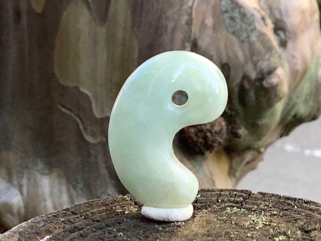 ✳間違いなく15万円以上の品‼️ 糸魚川翡翠氷種勾玉　本物の一生物　鑑定鑑別書付‼️