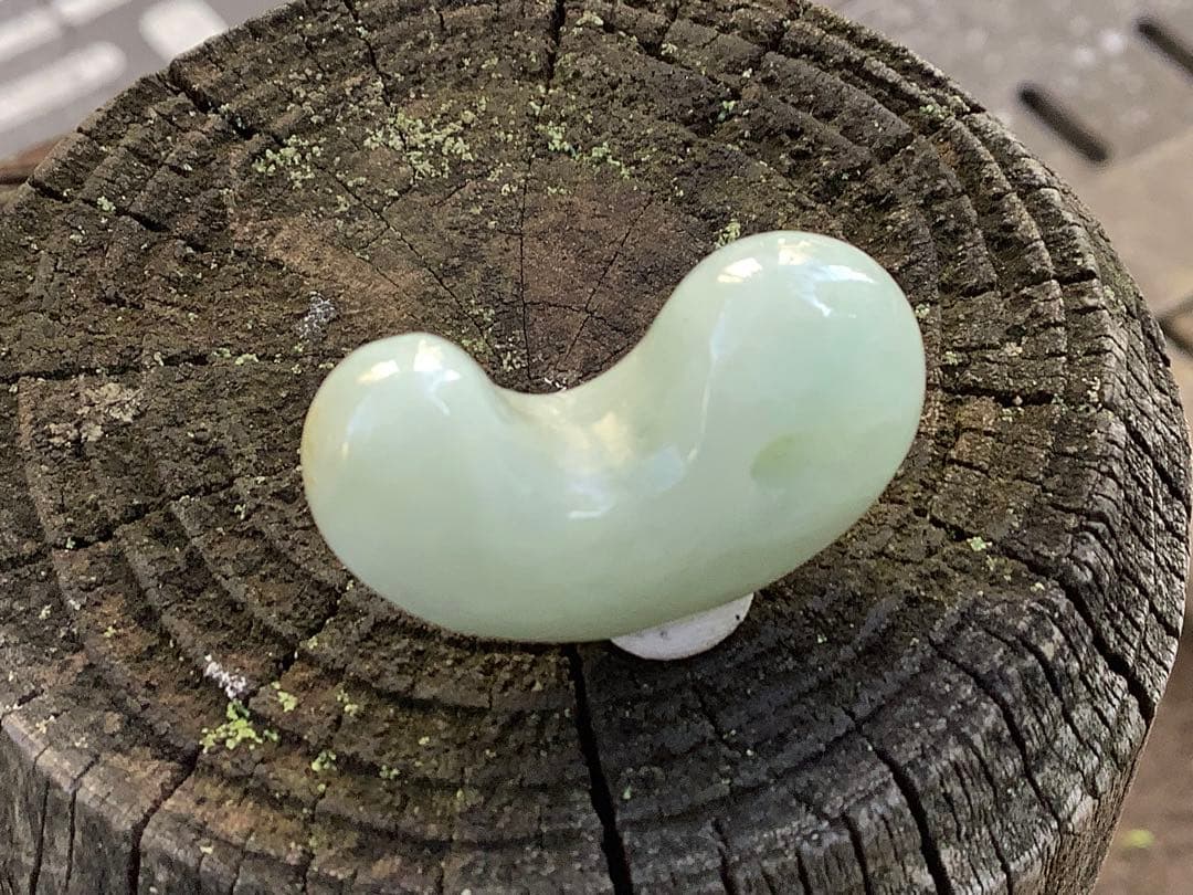 ✳間違いなく15万円以上の品‼️ 糸魚川翡翠氷種勾玉　本物の一生物　鑑定鑑別書付‼️