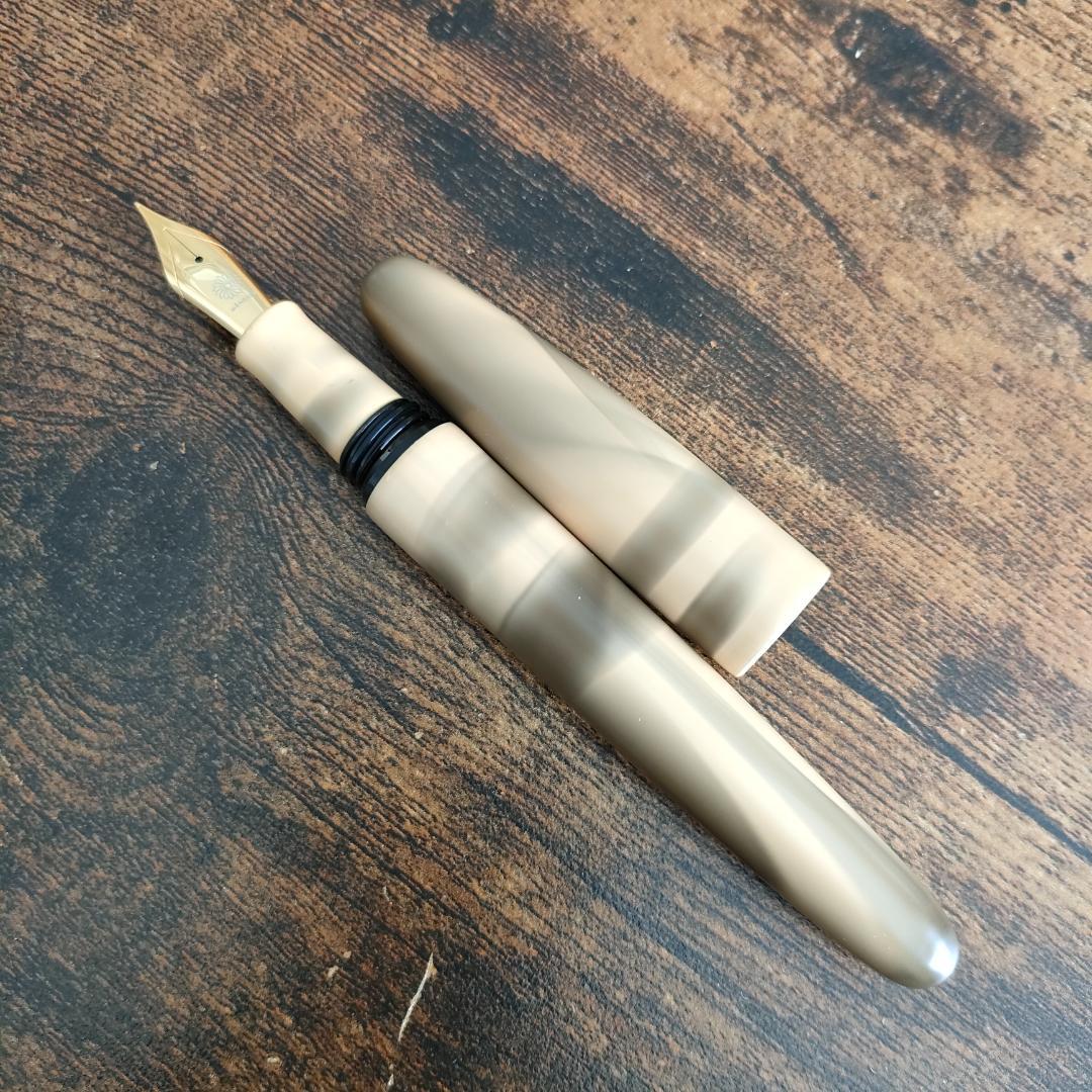 ワンチャー「ドリームペン / 夢万年筆」叢雲塗・朝明け ゴールド ペン先F