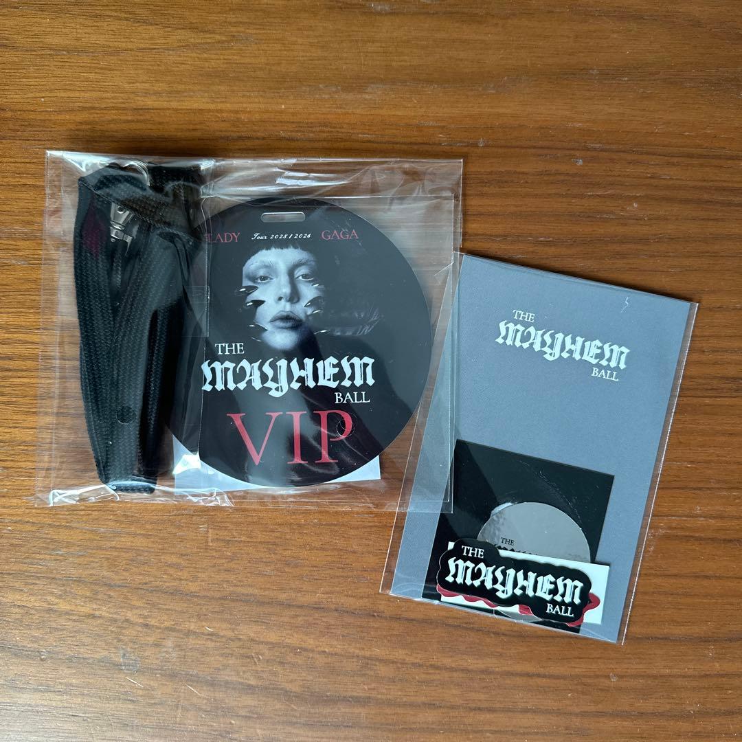 LADY GAGA レディーガガ　MAYHEM VIP GOLD ゴルド　グッズ