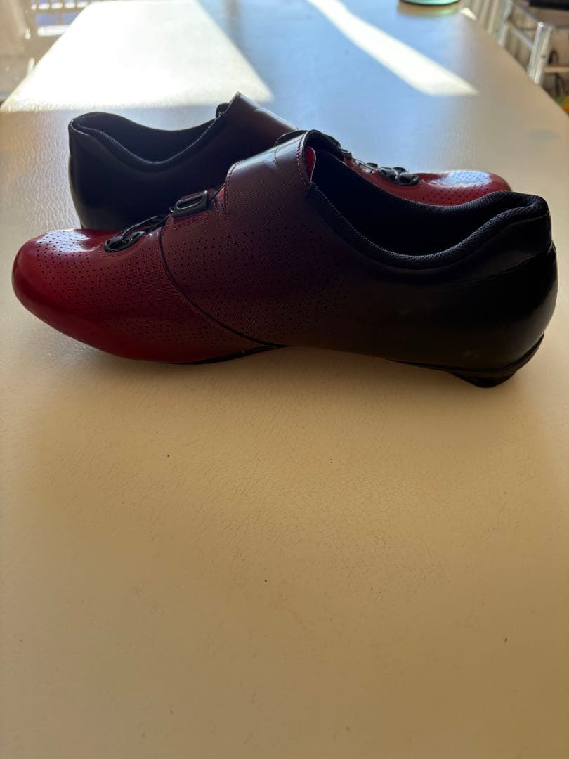 美品のシマノRC701 44Eのワイドサイズ　赤から黒色　インソールは新品です。