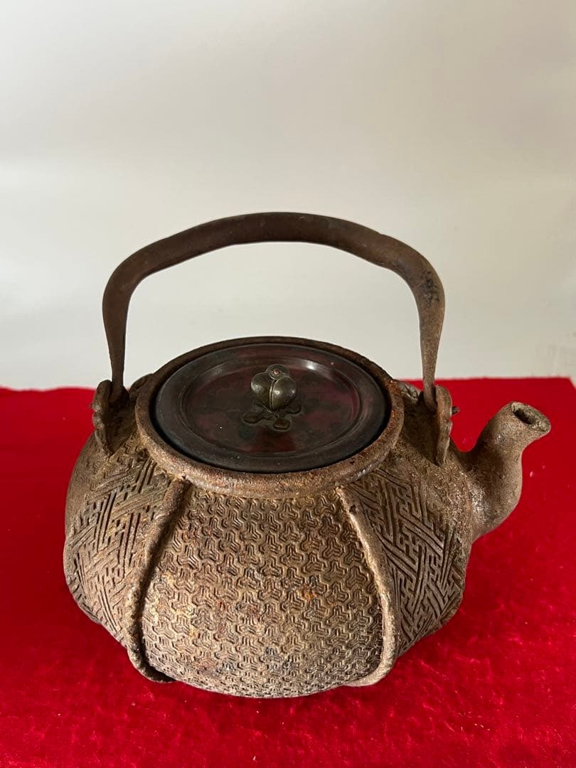 鉄瓶　在銘 工芸金属　重厚感があり