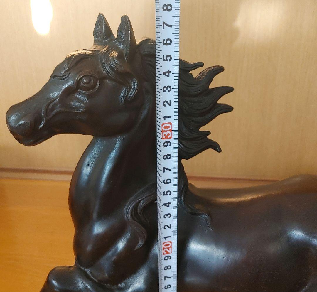 馬の金属製彫刻 走る姿勢