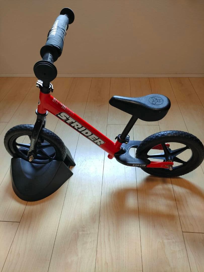 STRIDER バランスバイク 赤 スタンド付き