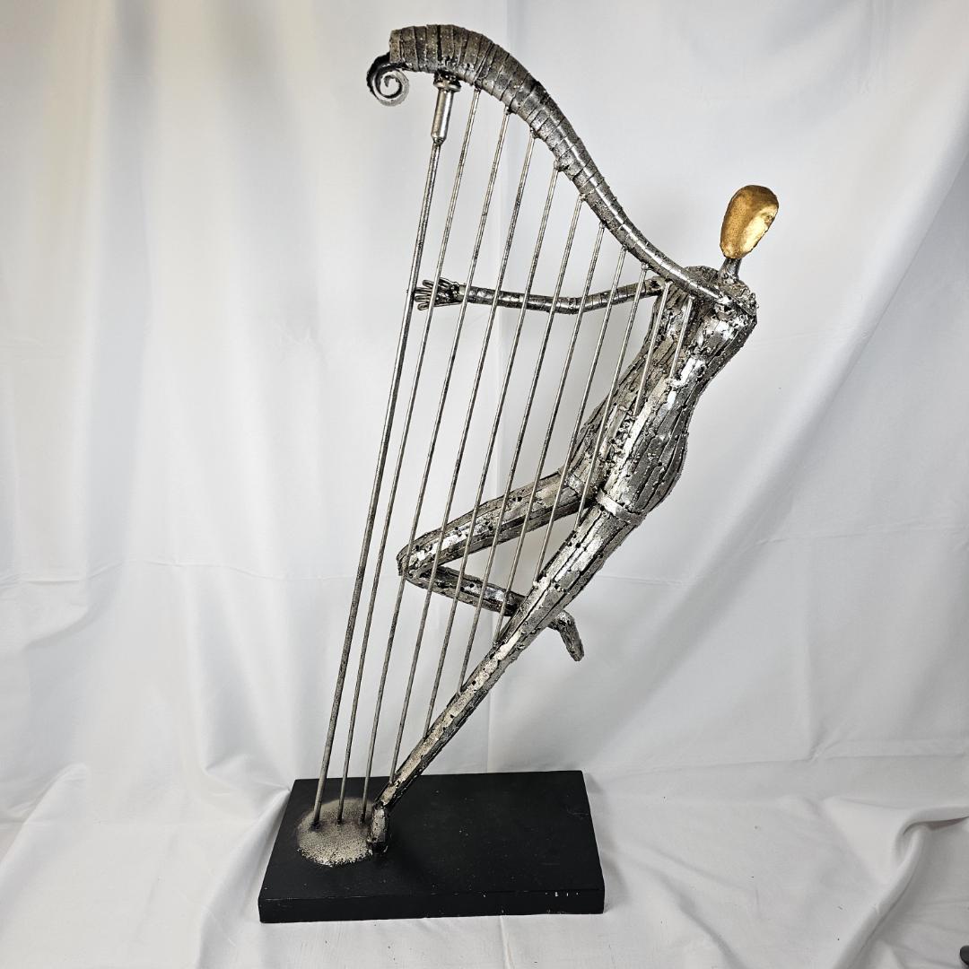 ハープを弾く人のオブジェ