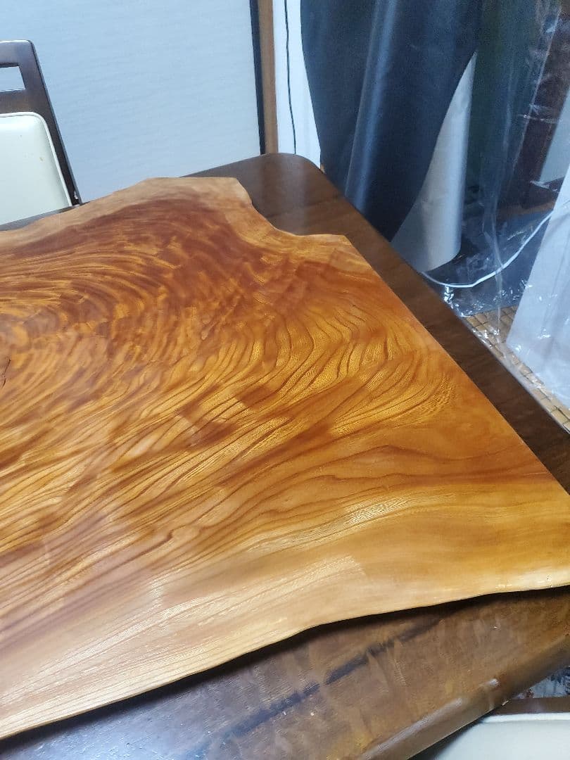ケヤキ？ 無垢材の自然なエッジテーブル 1枚板