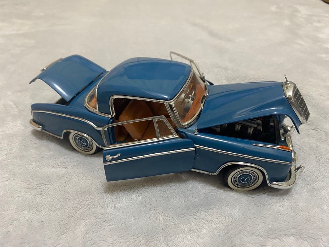 ミニカー Sun Star Mercedes-Benz 220SE 1/18