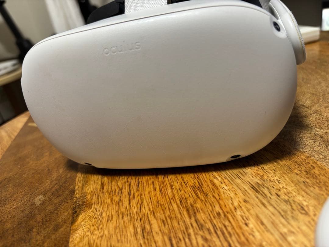  Quest 2 VRヘッドセットとコントローラー