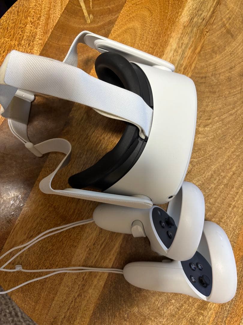  Quest 2 VRヘッドセットとコントローラー