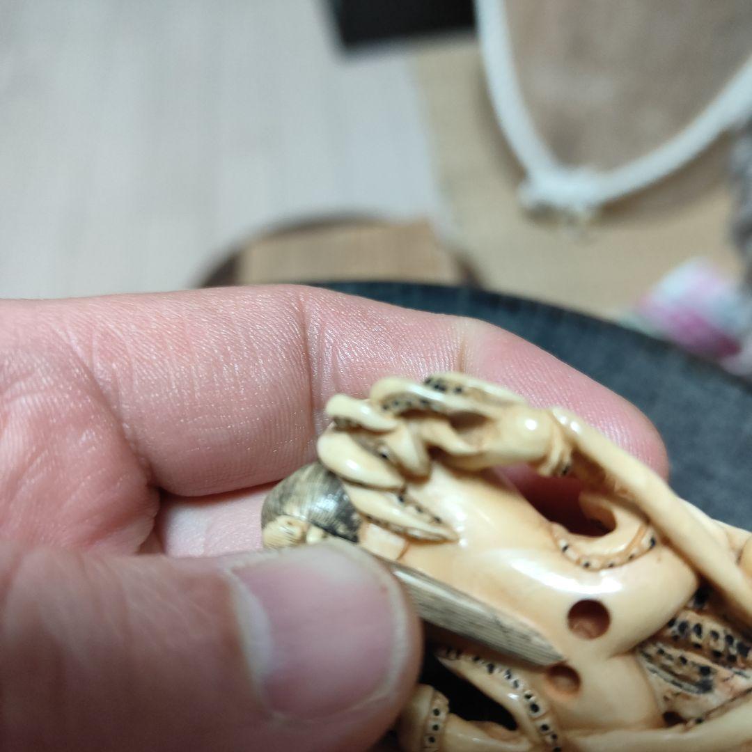 【細密彫刻】二体絡み 根付 置物 骨材質風 箱付 旧家整理品