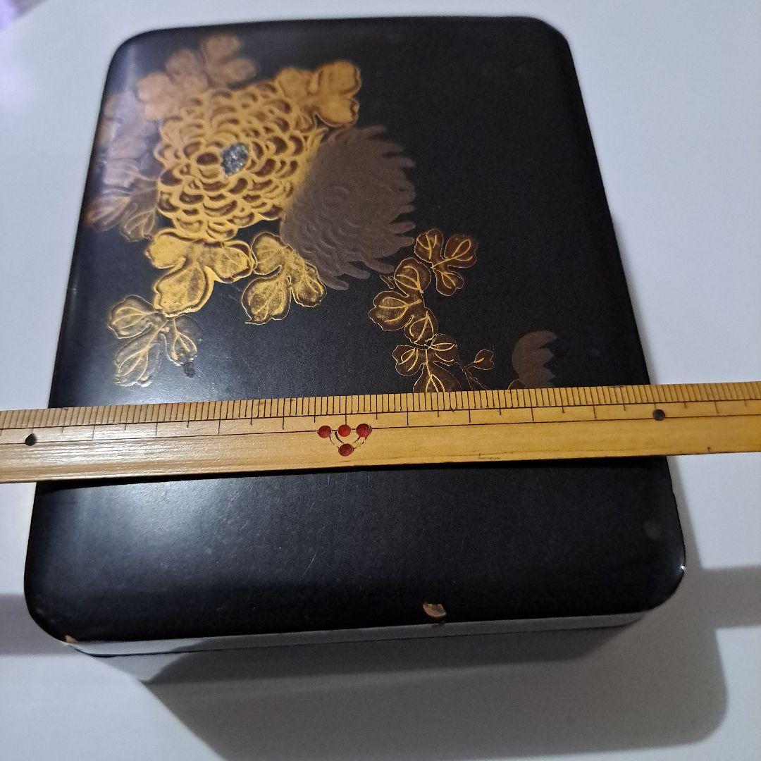 茶道具　食籠　螺鈿金彩蒔絵　蓋物　箱型 木地　黒地金彩螺鈿蒔絵 沈金菊図