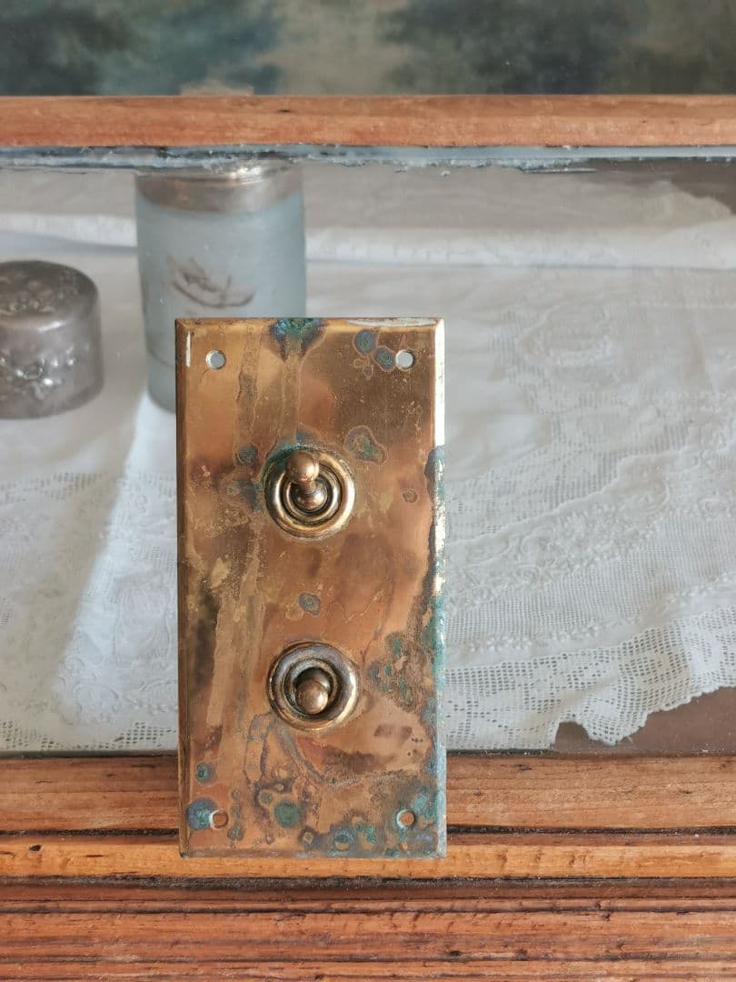 英国製アンティーク 電気トグルスイッチ 真鍮プレート ジャンク オブジェ 鑑賞用