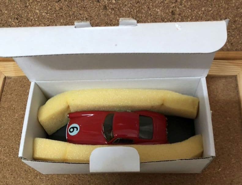 赤いミニカー ナンバー6