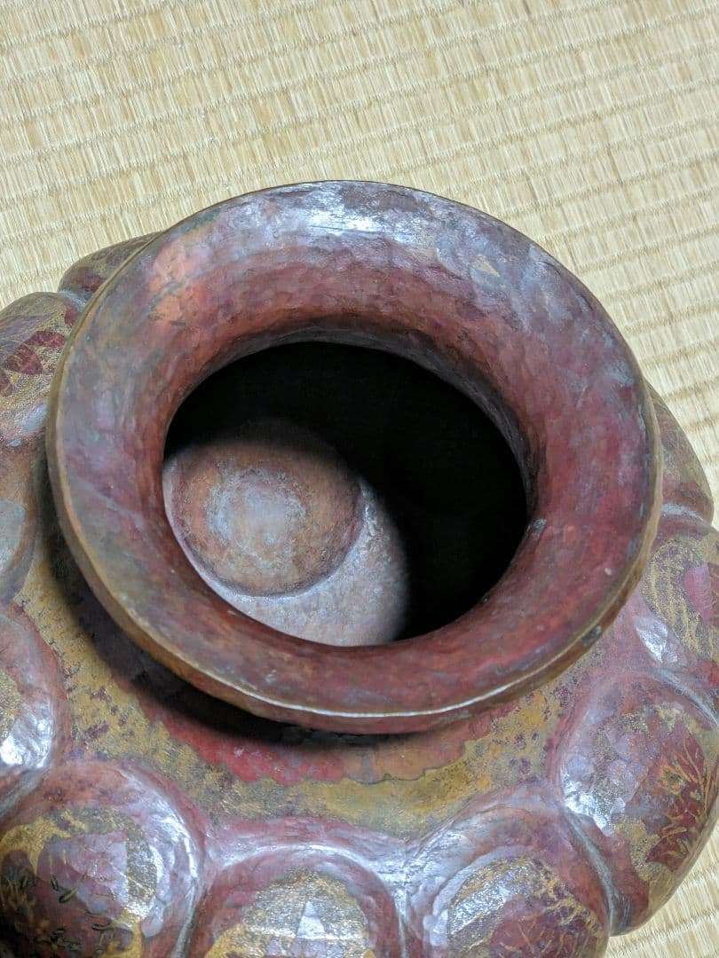 ♦銅器鎚起目 阿古陀形 草花文様 三足 壺 花器 花活け 置物 ペルシャ 骨董品