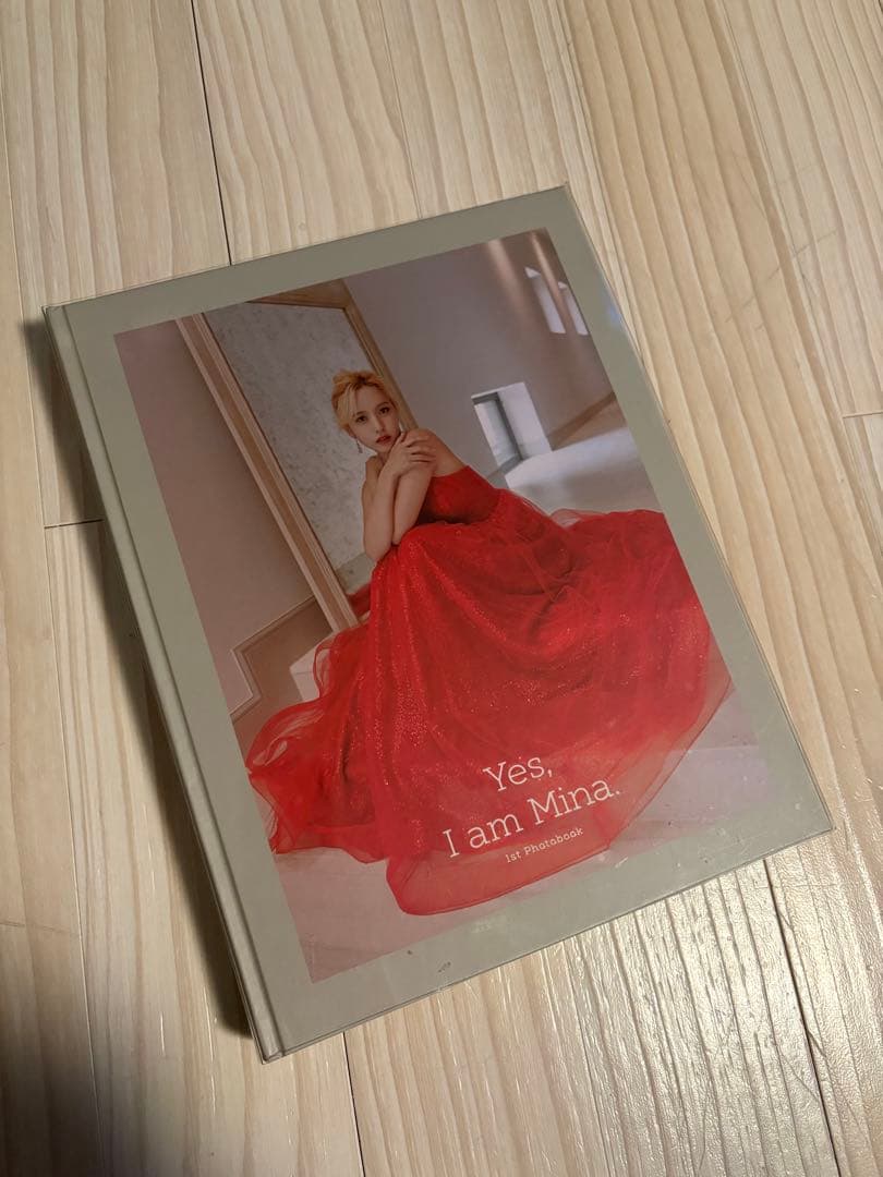 アイドル Yes, I am Mina 1st Photo Book